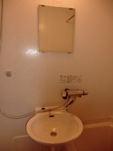 洗面設備　鏡付きの洗面台