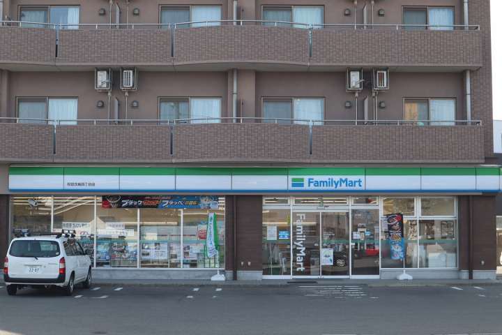 コンビニ　ファミリーマート（コンビニ）まで384m