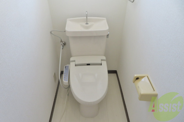 トイレ　ウォシュレットも付いてますし、落ち着いた空間ですね