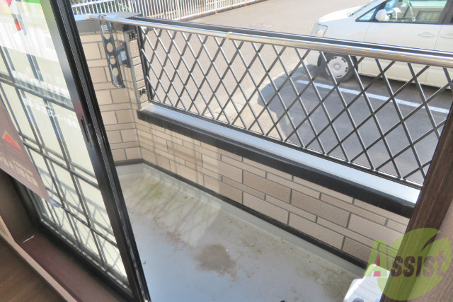 バルコニー　バルコニーも狭くない感じで、洗濯物が楽に干せそうですね