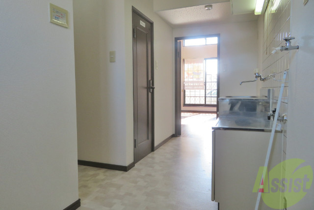 玄関　玄関から見るとこんな感じで、キレイなお部屋ですねー