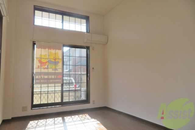 居室・リビング　天井も高くて開放感あるかんじですね