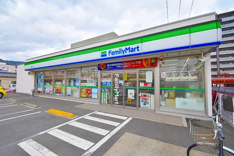 コンビニ　ファミリーマート広島千同店（コンビニ）まで579m
