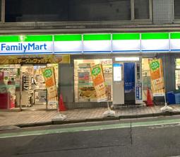 コンビニ　ファミリーマート東京医科大学前店（コンビニ）まで124m