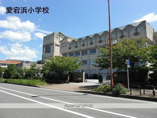 小学校　福岡市立愛宕浜小学校（小学校）まで698m