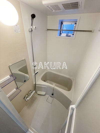 バス・シャワールーム　嬉しい追い焚き・浴室乾燥機付きです♪