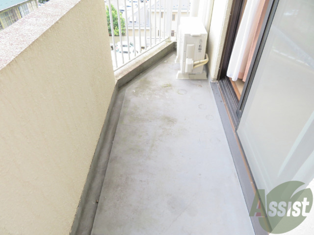 バルコニー　洗濯物がたくさん干せるバルコニーで嬉しいですね。