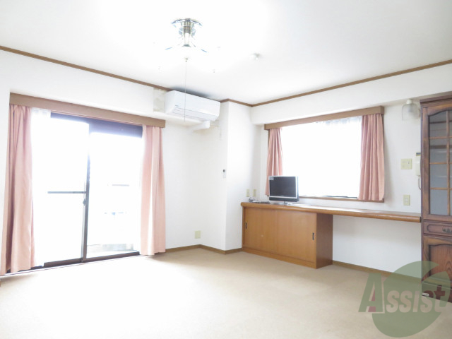 居室・リビング　陽の光が差し込む明るいお部屋は気持ちが良いですね。