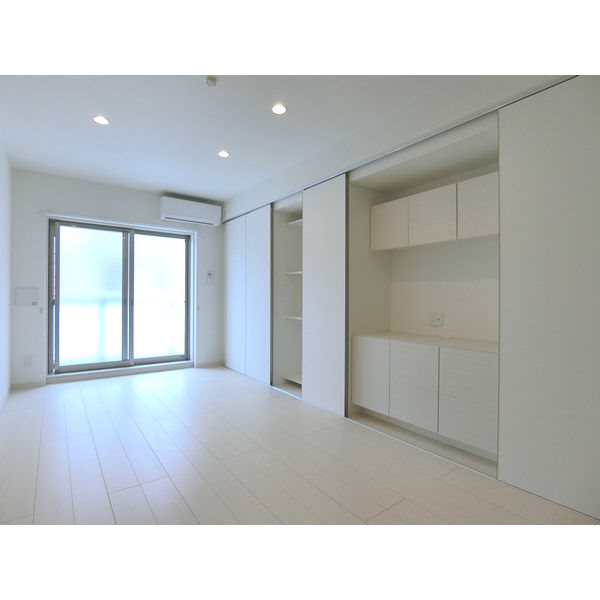 その他部屋・スペース　洋室8.2帖　エアコン完備　×コニーに面しています