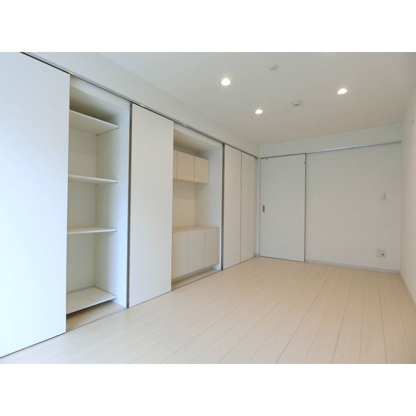 居室・リビング　洋室8.2帖　エアコン完備　×コニーに面しています