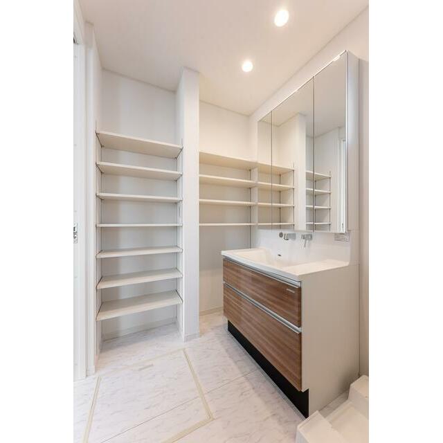 洗面設備　洗面室も収納豊富で快適です