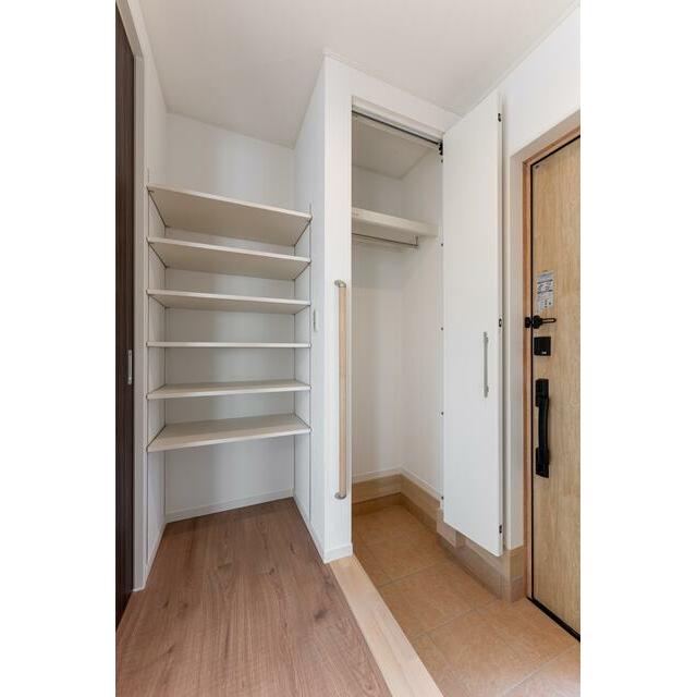 玄関　玄関には収納たっぷり、濡れた大きいものも整理できます