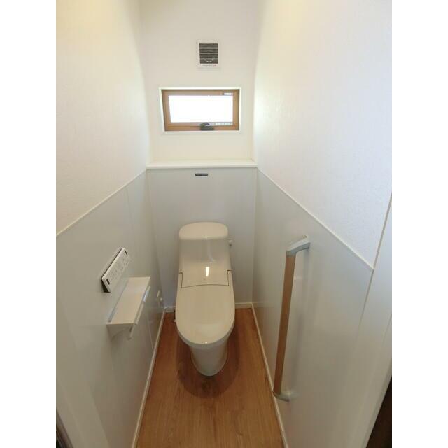 トイレ　トイレは当然、温水洗浄便座です