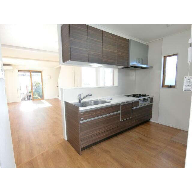 キッチン　明るいキッチンは収納、機能も充実