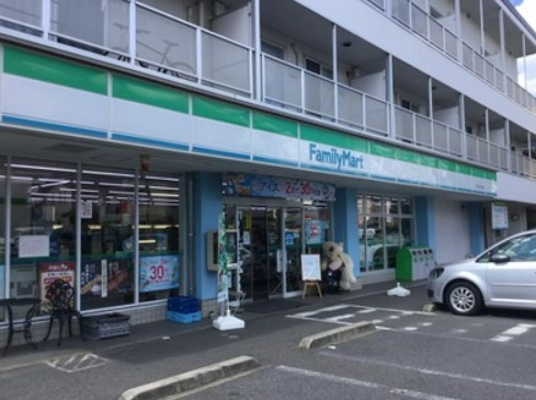 コンビニ　ファミリーマート 登戸小学校前店（コンビニ）まで572m