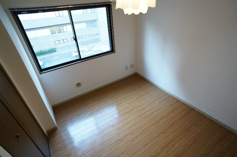 その他部屋・スペース　独立した洋室はご夫婦の寝室に最適です。