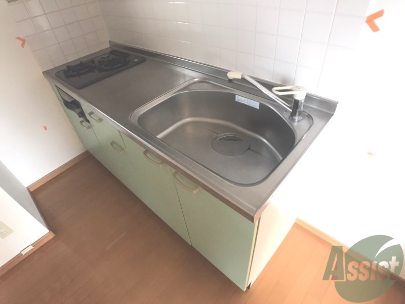 キッチン　調理スペースも広く、冷蔵庫や棚も問題なく置けそうですね。