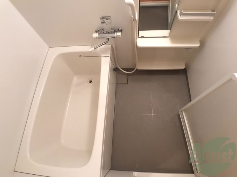 バス・シャワールーム　広々とした浴槽スペースでストレスなく利用出来そうですね。