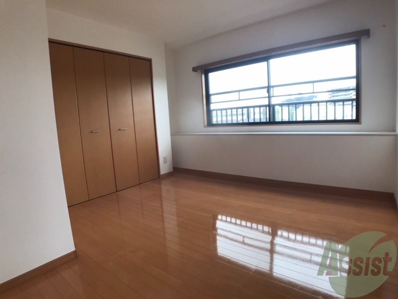 その他部屋・スペース　陽当たりが良く、スペースに余裕がある寝室ですね。