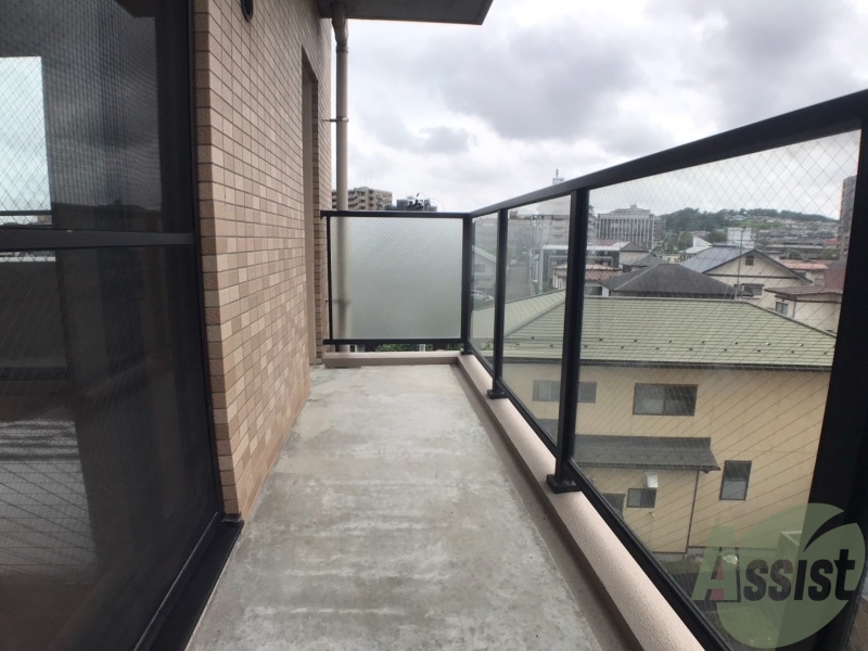 バルコニー　このバルコニースペースは洗濯物も問題なく干せそうですね。