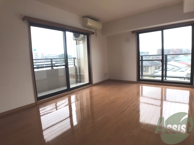 居室・リビング　陽当たりが良く、広々として過ごしやすそうです。