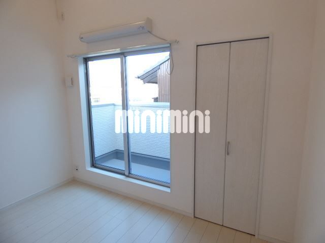 居室・リビング　白を基調としたキレイなお部屋