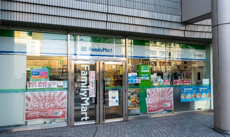 コンビニ　ファミリーマート田端駅前店（コンビニ）まで427m
