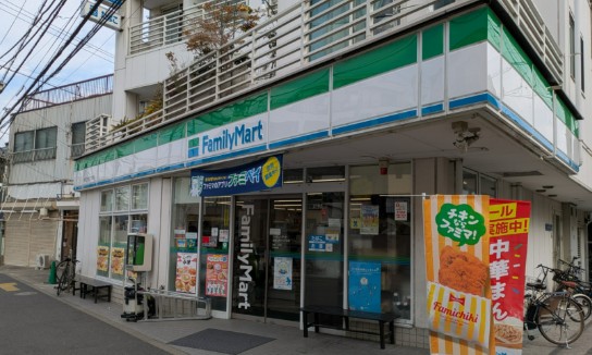 コンビニ　ファミリーマート（コンビニ）まで176m