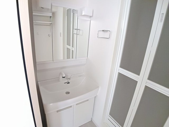 洗面設備　明るい洗面所です