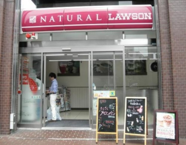 コンビニ　ナチュラルローソンコモディオ汐留店（コンビニ）まで181m