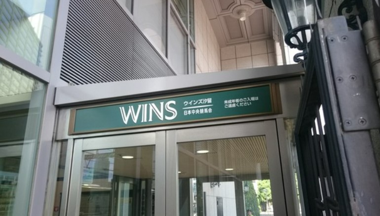 飲食店　プロントウインズ汐留店（飲食店）まで395m