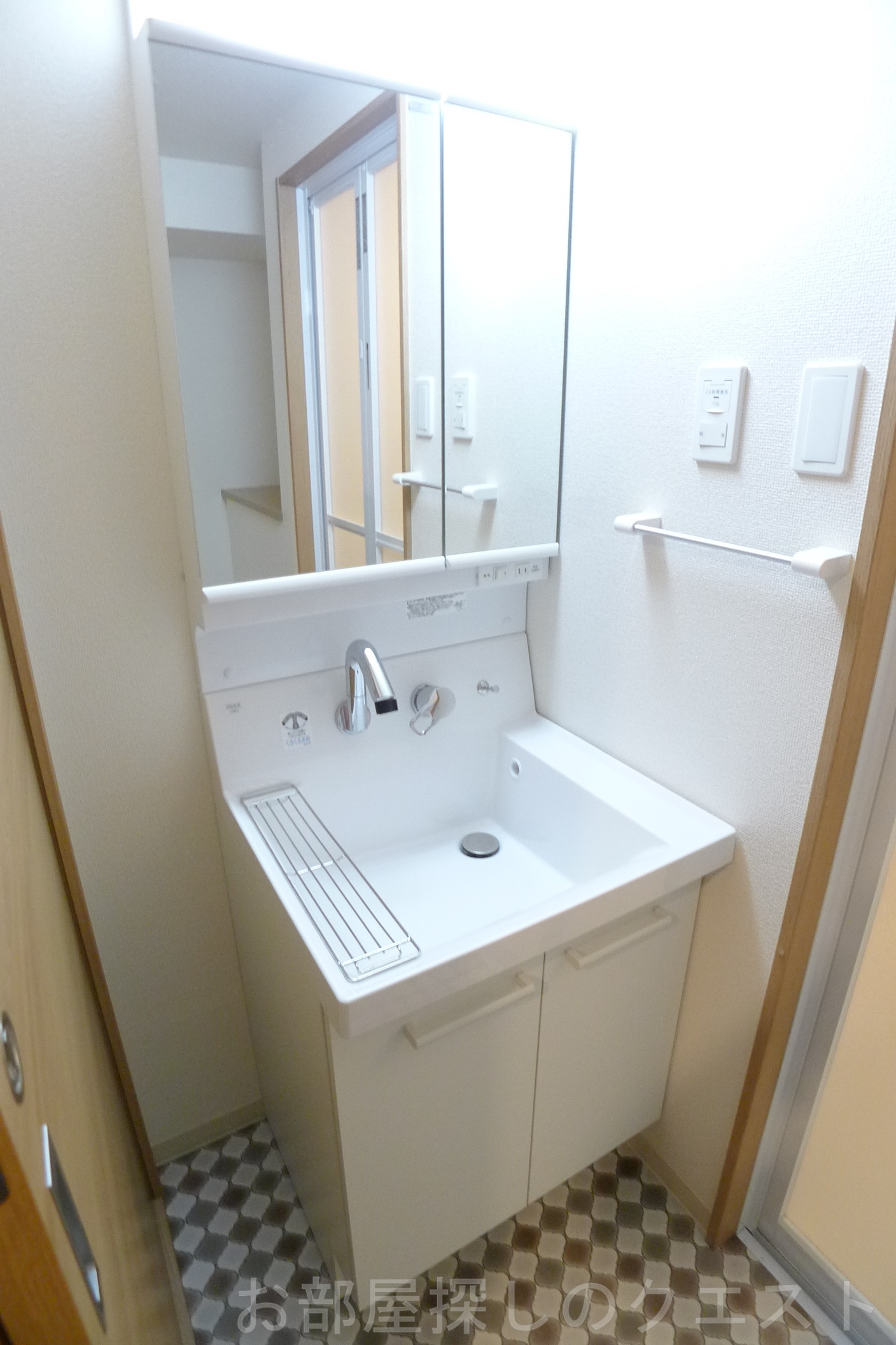 洗面設備　（写真は同物件反転）