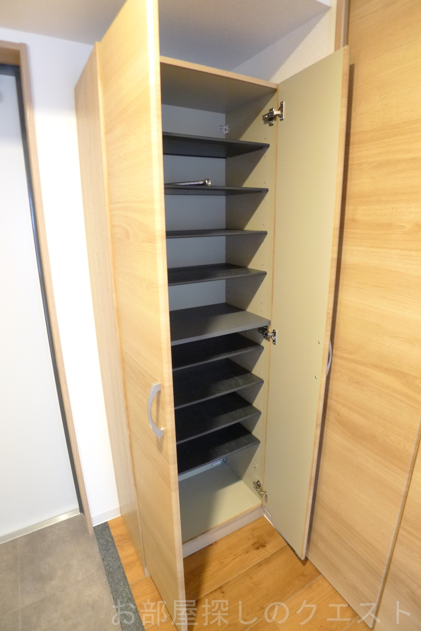 玄関　（写真は同物件反転）