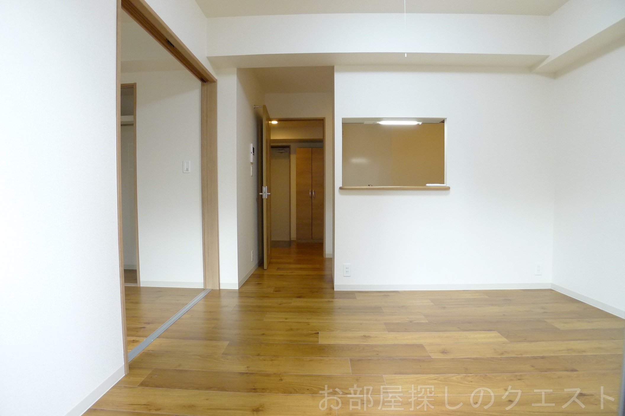 居室・リビング　（写真は同物件反転）