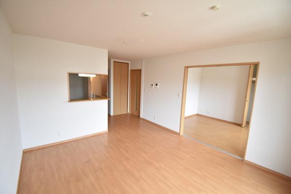 居室・リビング　同物件別室