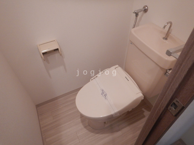 トイレ　ウォシュレット完備。