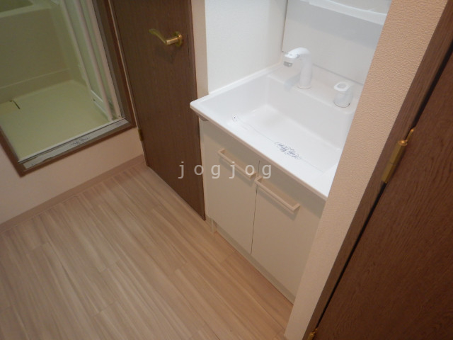 洗面設備　綺麗な洗面台です。