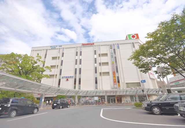 スーパー　イズミヤ寝屋川店（スーパー）まで325m