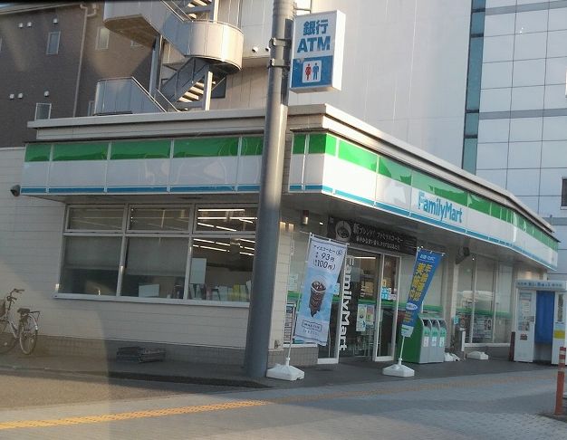 コンビニ　ファミリーマート津駅前店（コンビニ）まで102m