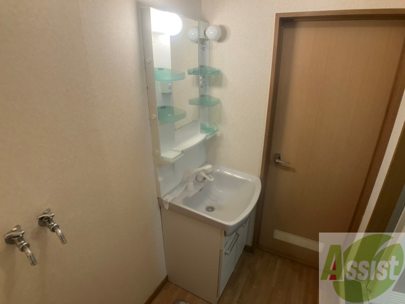 洗面設備　シャンプードレッサー。身支度はここでばっちりですね。