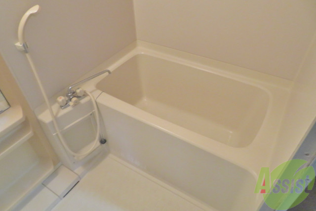 バス・シャワールーム　浴槽はかなり大きく疲れをとるのに最適。ゆっくり浸かりましょう