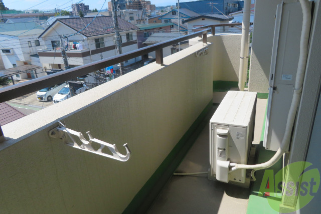 バルコニー　バルコニーは白色のオシャレな仕様になっています。いいなー。
