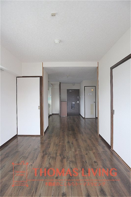 居室・リビング　縦長のリビングです。