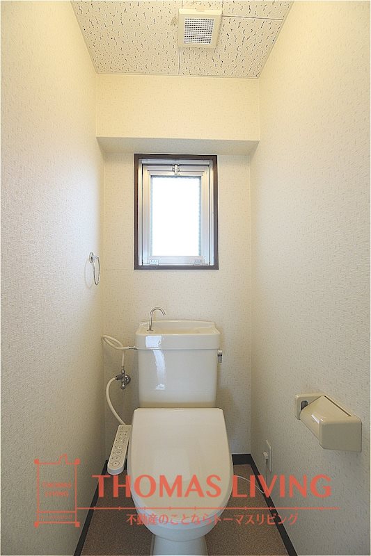 トイレ　温水洗浄便座が付いています。窓が有るので換気が出来ます。