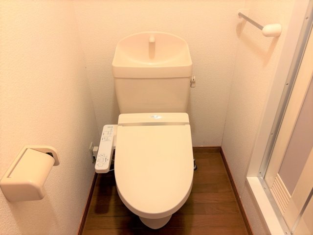 トイレ　温水洗浄便座付き