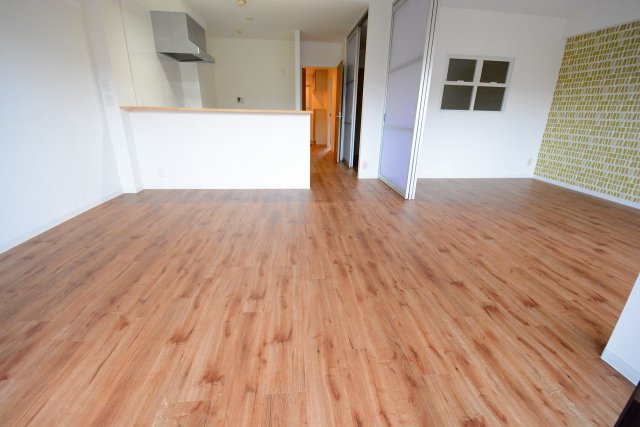 居室・リビング　東向き隣の洋室を合わせて広いリビングになります！