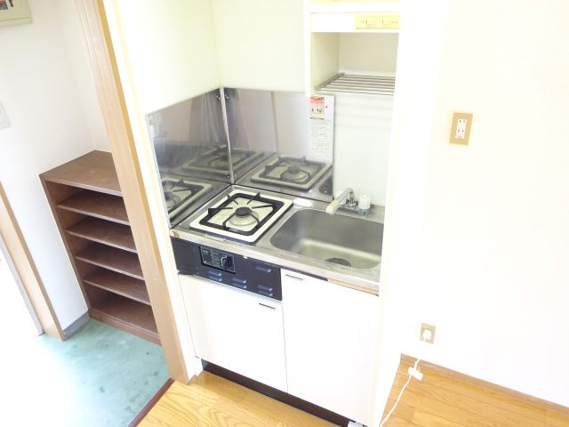 キッチン　ガスコンロ付きのコンパクトキッチン