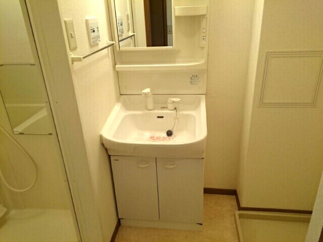 洗面設備　独立洗面台あり、毎朝おしゃれに忙しい女性の方におすすめです