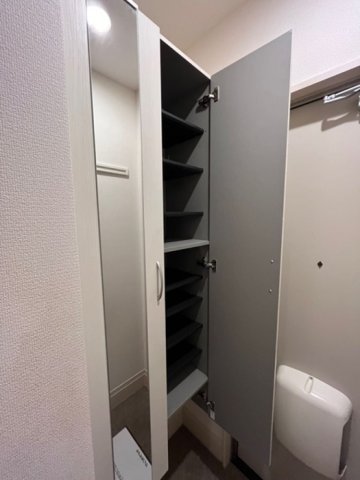 玄関　鏡付きシューズボックス