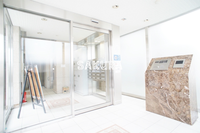 エントランス　重厚感のある建物デザイン♪